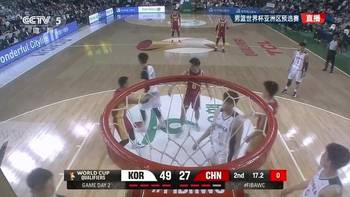 中国队半场落后20+！镜头给到场边的赵睿，正在低头玩表~