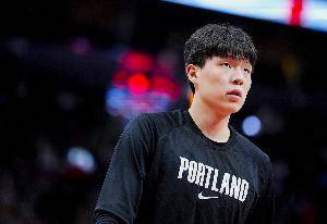 拼很凶!杨瀚森奋力卡住埃迪 迫使对方进攻3秒违例