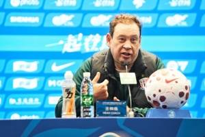 斯卢茨基：眼下困境是我执教生涯第一次遇到，无法改变就专注面对