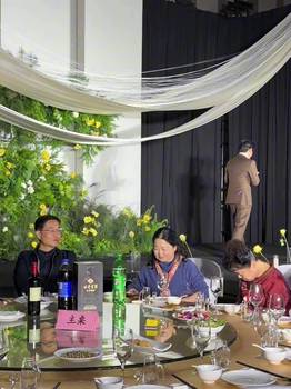 会尬不?一位喜欢打篮球的新郎 出场时以介绍篮球队员般出场😅